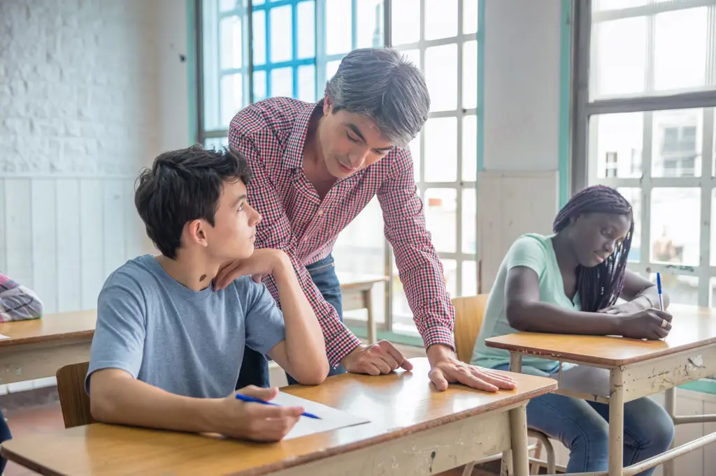 Guru dan murid berinteraksi secara profesional.