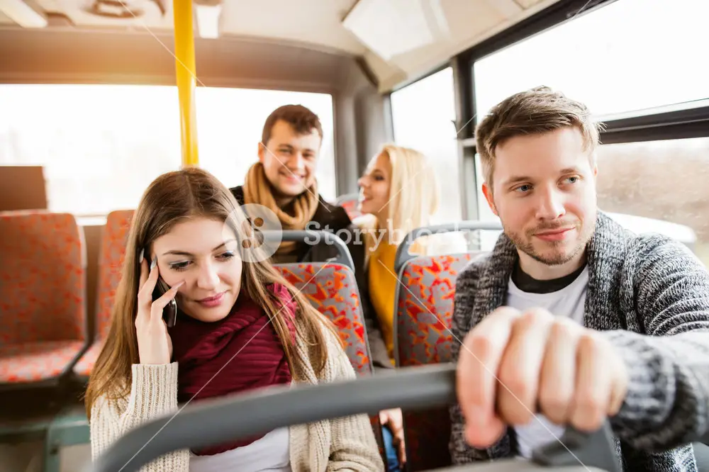 Penumpang berbincang di dalam bus