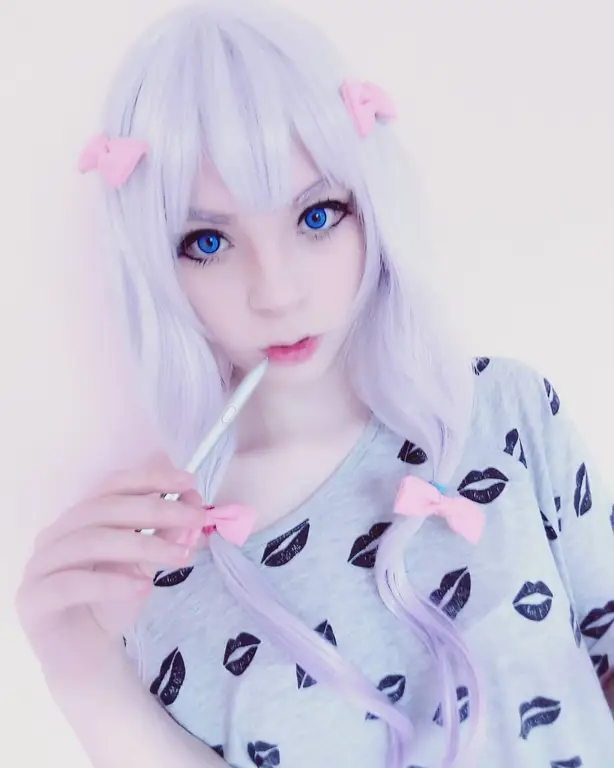 Foto cosplay Sagiri Izumi dengan interpretasi kostum yang kreatif.