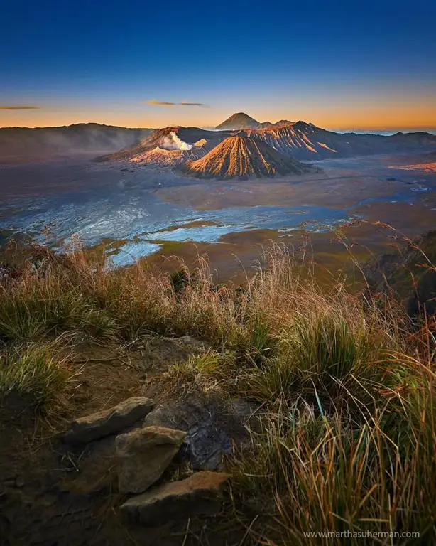 Pemandangan jalan raya di Indonesia