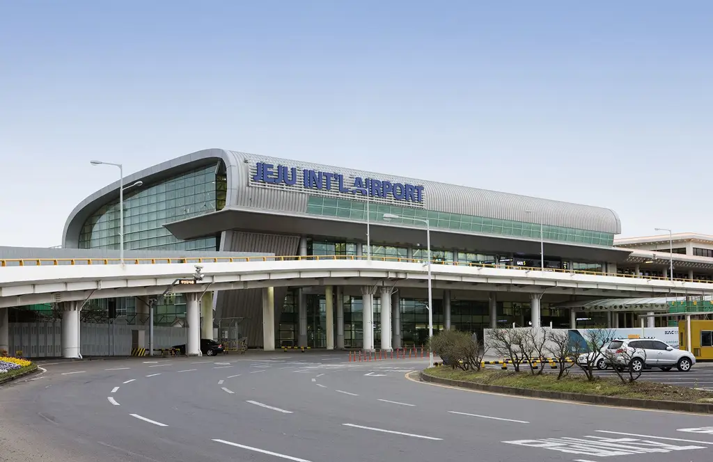 Gambar Jeju International Airport dengan latar belakang pemandangan Pulau Jeju