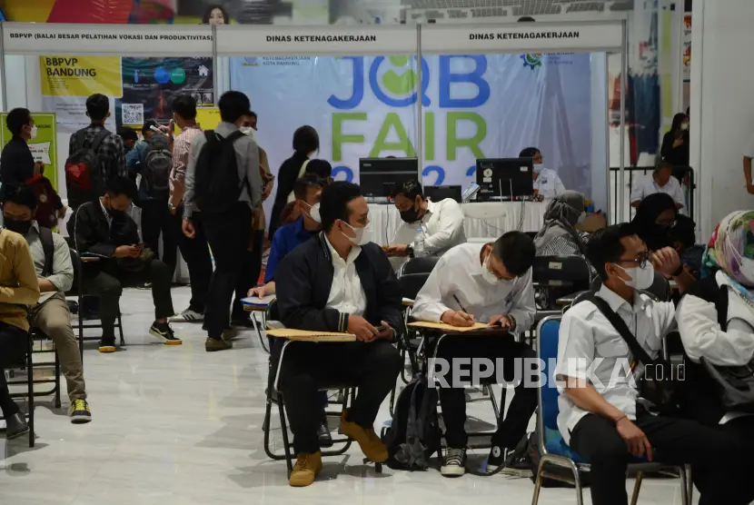 Suasana ramai di job fair Bandung, banyak perusahaan yang membuka lowongan kerja