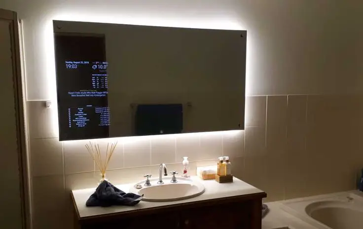 Cermin pintar modern di kamar mandi