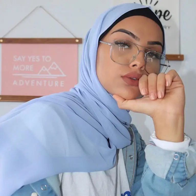 Wanita berhijab stylish dengan kacamata