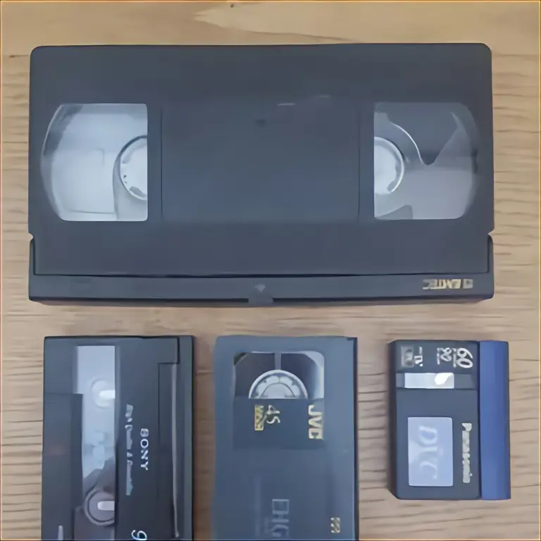 Kamera vintage dan kaset VHS