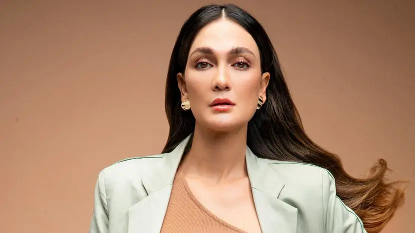 Foto-foto Luna Maya dalam berbagai peran dan kegiatannya