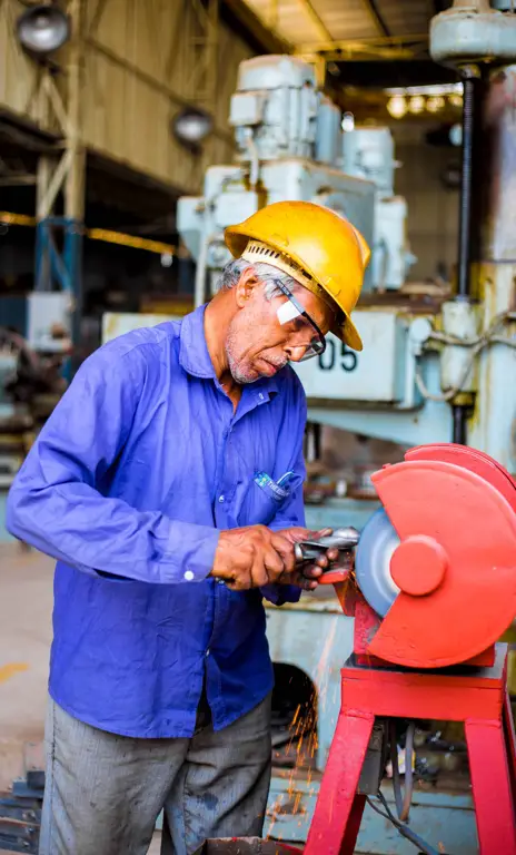 Pekerja Pabrik sedang bekerja