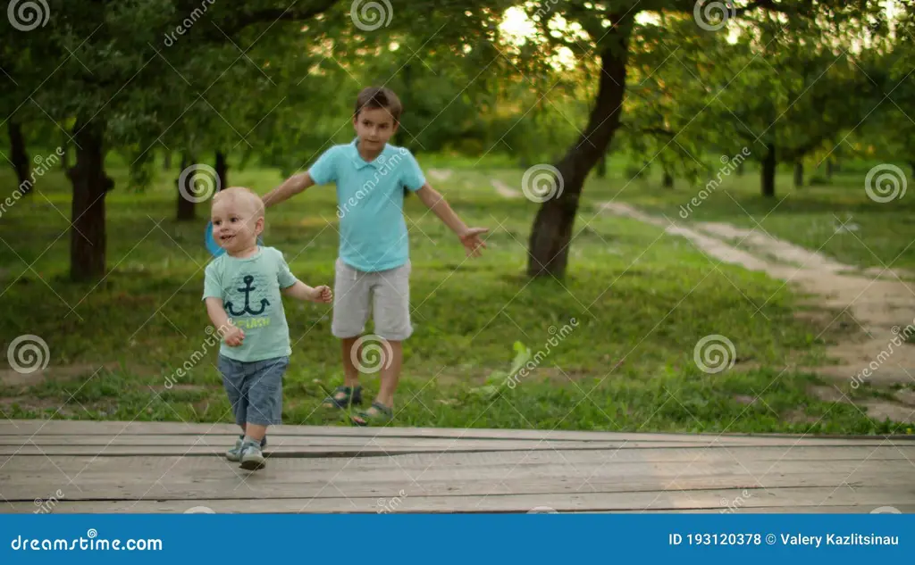 Gambar adik kakak sedang bermain dengan lucu