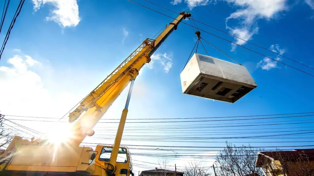 Crane mengangkat beban berat dalam proyek konstruksi.