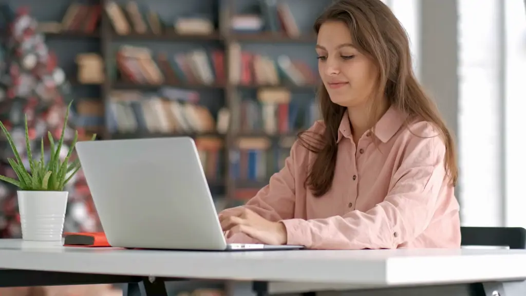 Wanita bekerja di laptop