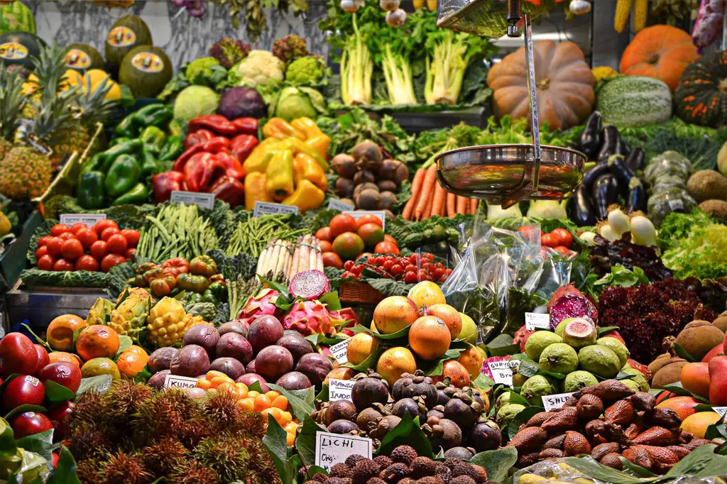 Gambar pasar tradisional dengan berbagai sayuran