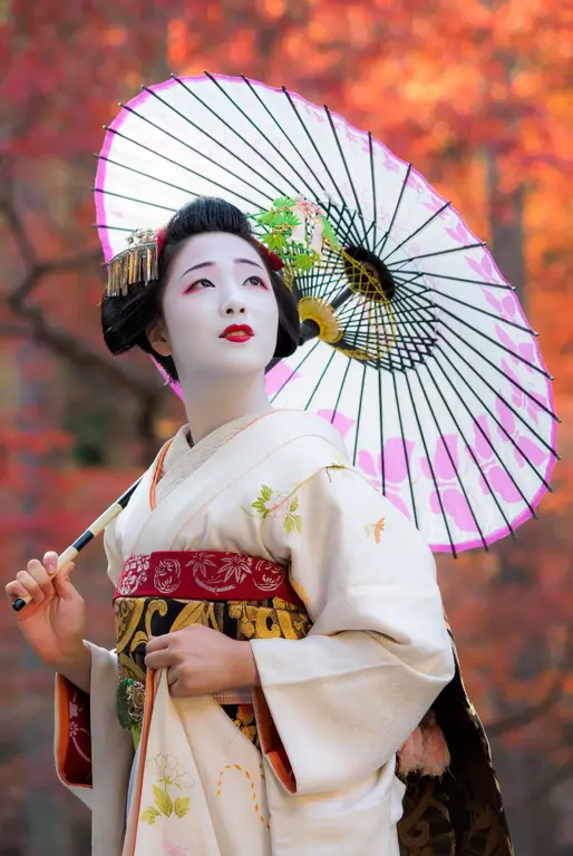 Gambar geisha Jepang dengan pakaian tradisional