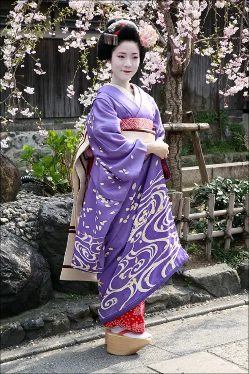 Geisha Jepang dengan pakaian tradisional