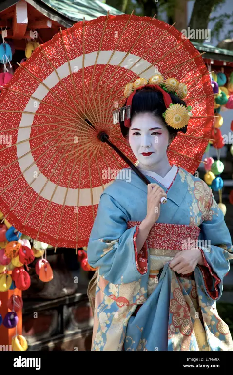 Geisha dengan pakaian tradisional Jepang