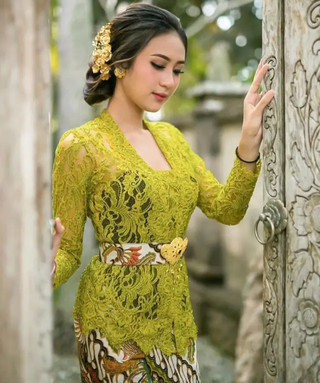 Model mengenakan kebaya Bali modern dengan hijab