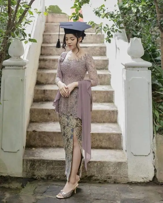 Model kebaya wisuda tradisional non hijab dengan modifikasi modern