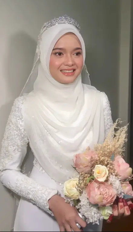 Pakaian pengantin adat Madura dengan hijab