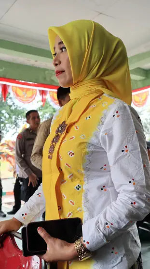 Wanita Jawa mengenakan hijab dengan kebaya