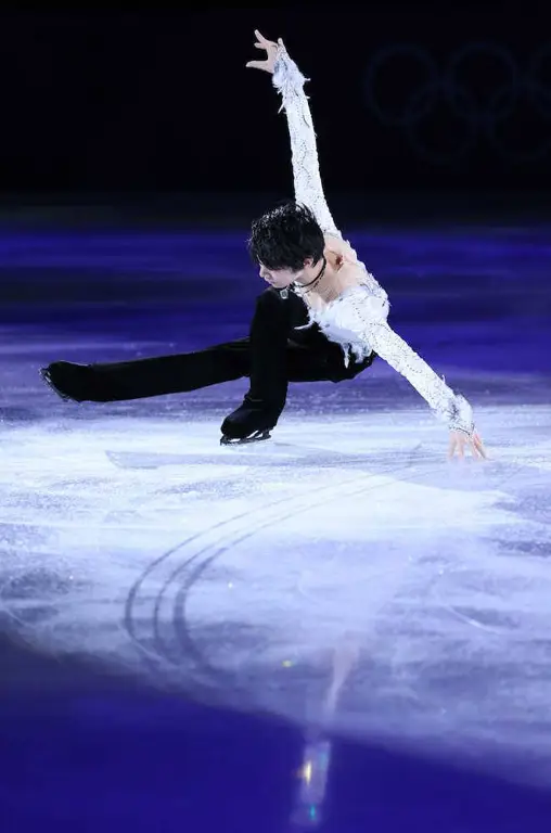 Yuki Yuzuru dalam pose skating yang elegan