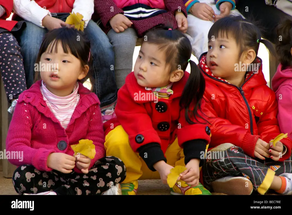 Anak-anak Korea sedang bermain dengan gembira