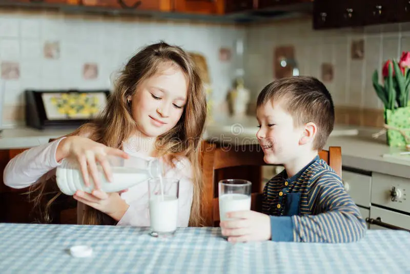 Anak yang gembira minum susu Morinaga