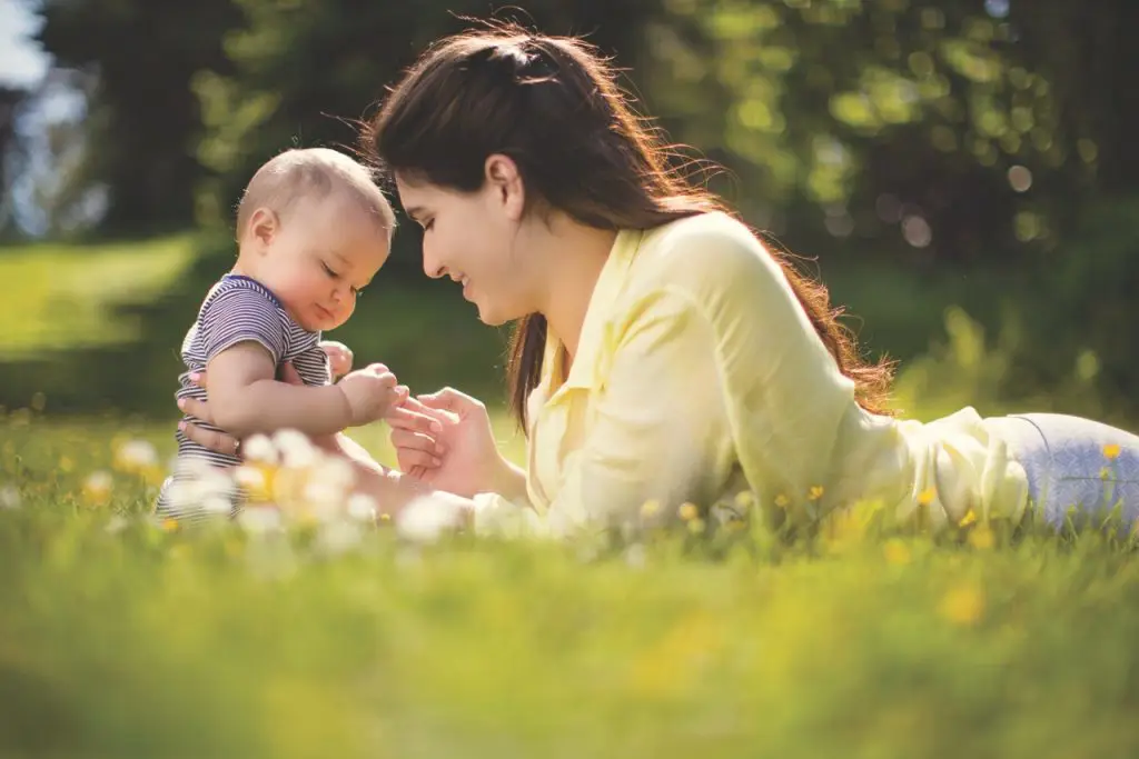 Ibu dan bayi yang bahagia