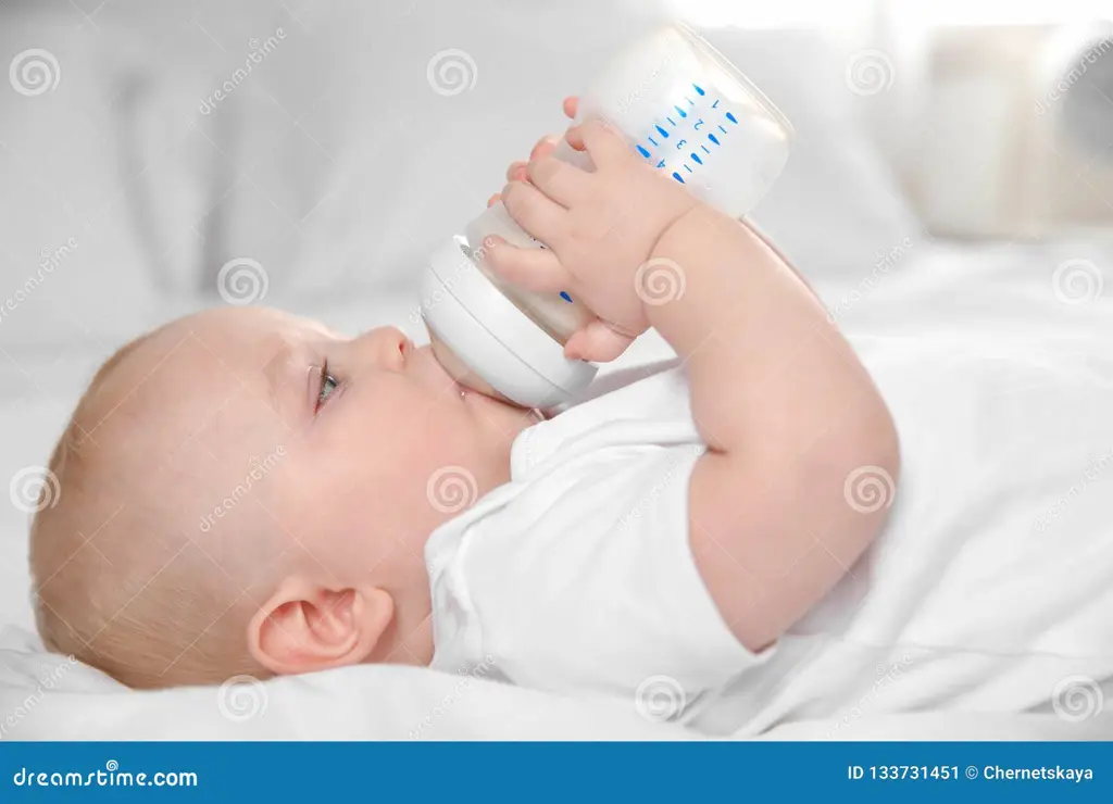 Bayi gembira minum susu