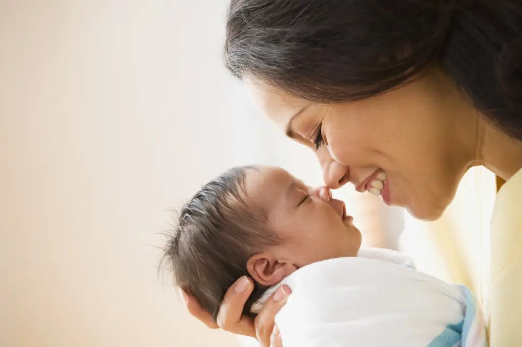 Ibu dan bayi yang bahagia saat menyusui