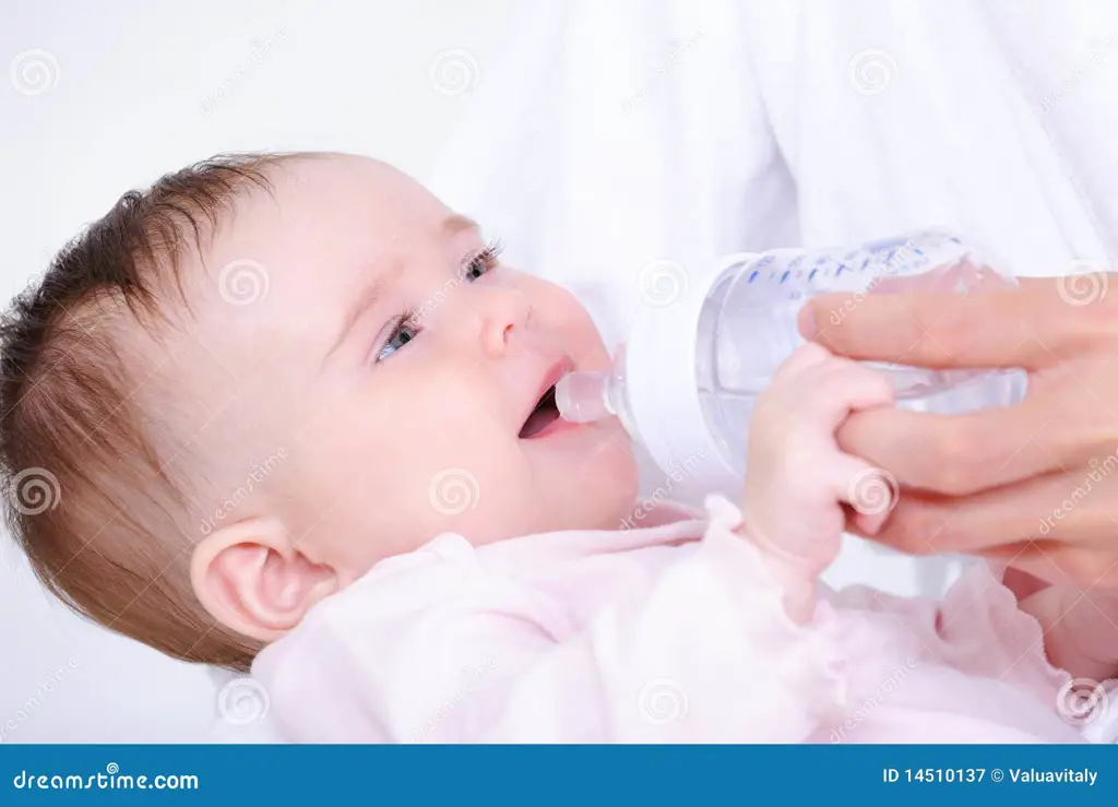 Bayi yang gembira sedang minum susu