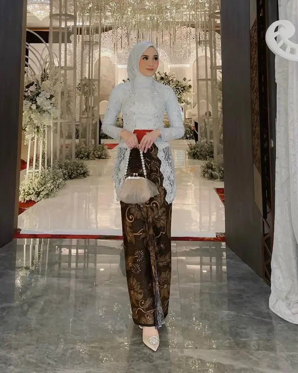 Contoh kebaya akad nikah hijab simple dengan detail payet minimalis.