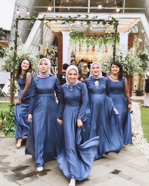 Model kebaya bridesmaid hijab modern yang simpel namun tetap elegan