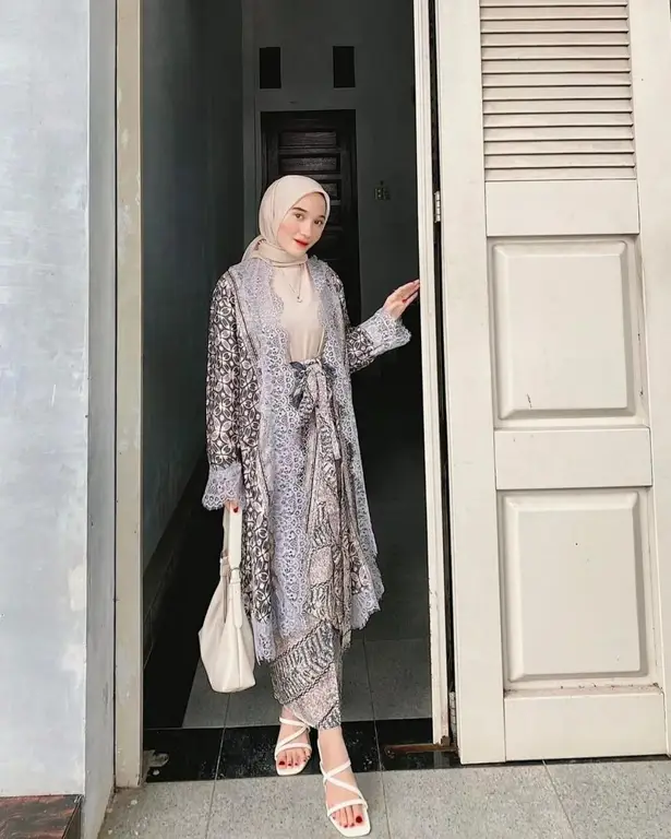 Model kebaya brokat modern untuk acara formal dengan hijab