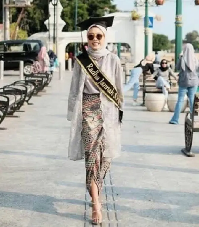 OOTD Kebaya Brokat Wisuda Hijab yang Elegan