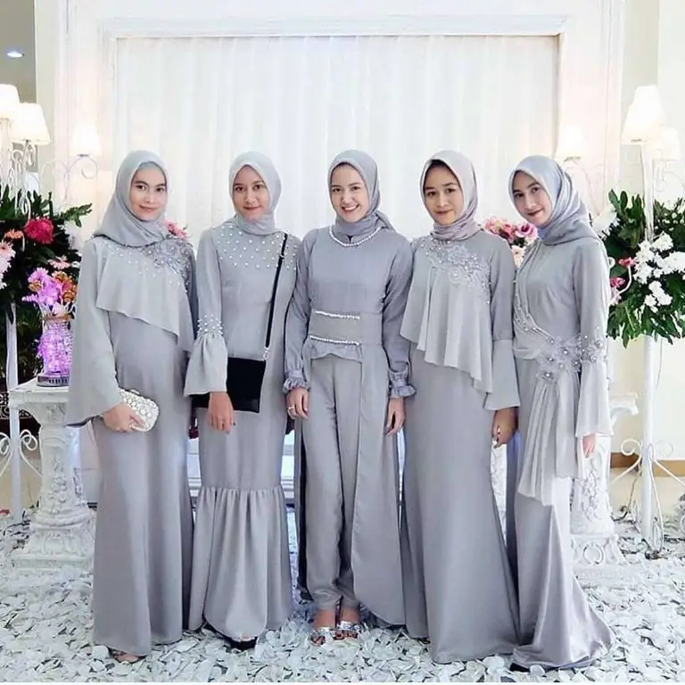 Kebaya hitam dengan hijab dan aksesoris modern, menciptakan tampilan yang chic dan trendi.