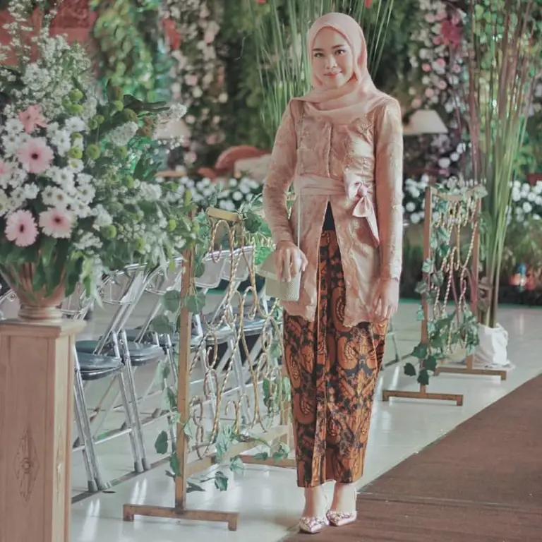 Contoh baju kebaya modern dengan hijab