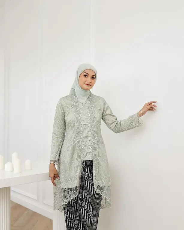 Kebaya wisuda elegan dengan detail lace untuk non hijab