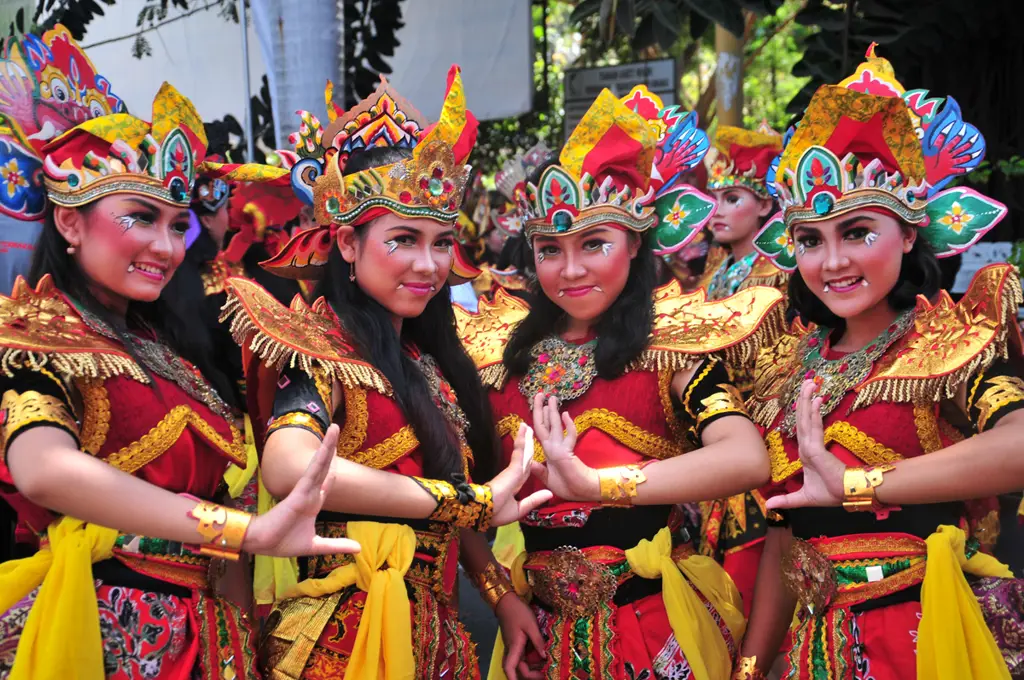 Gambar yang mencerminkan keberagaman budaya Indonesia