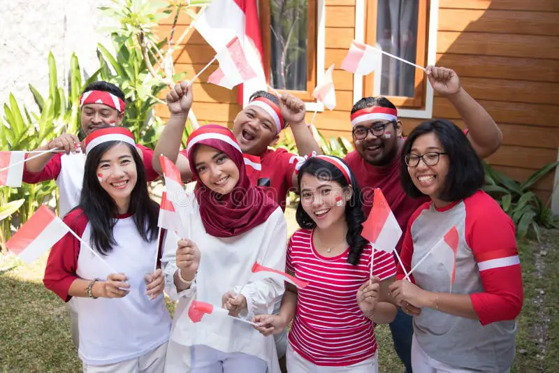 Gambar masyarakat Indonesia dari berbagai suku dan agama merayakan bersama