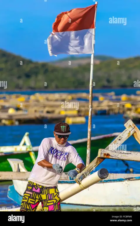 Bendera Indonesia dan berbagai macam orang dari berbagai suku dan budaya