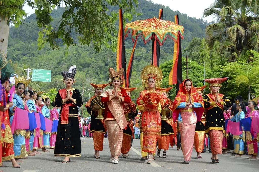 Gambar masyarakat Indonesia yang beragam sedang berinteraksi dengan rukun