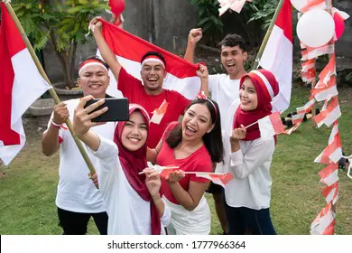 Gambar Bendera Merah Putih dengan orang-orang beragam suku dan ras