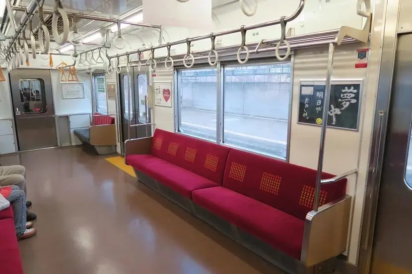 Interior kereta api Jepang yang bersih dan modern