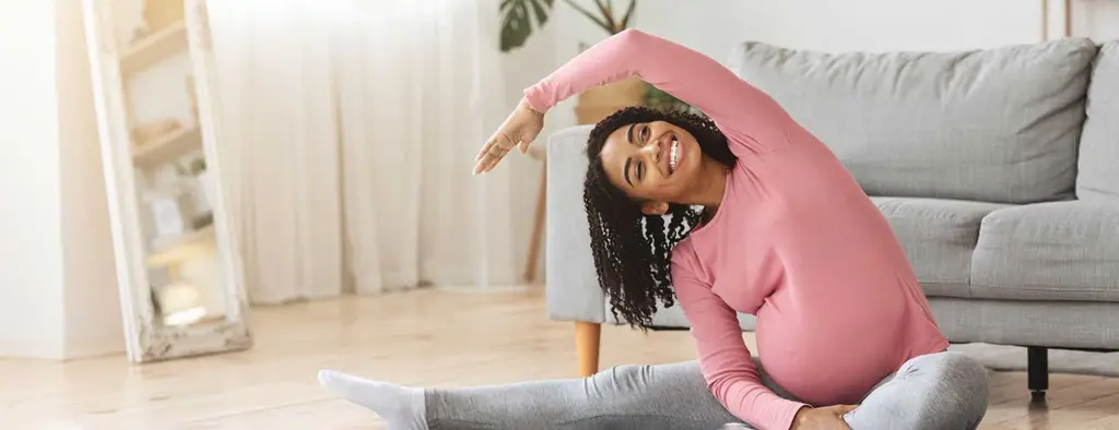 Wanita hamil berolahraga dengan bahagia