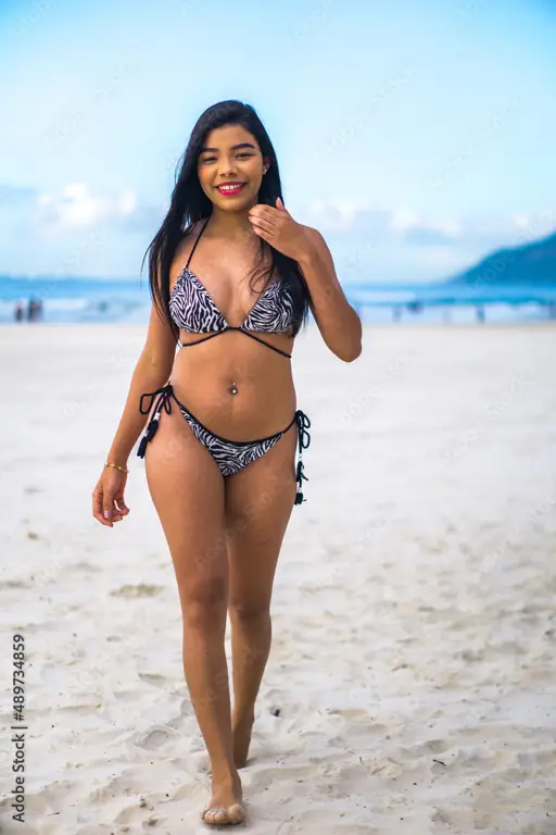 Model bikini Indonesia di pantai