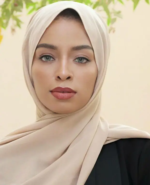 Seorang perempuan muslim yang cantik dan anggun dengan hijabnya