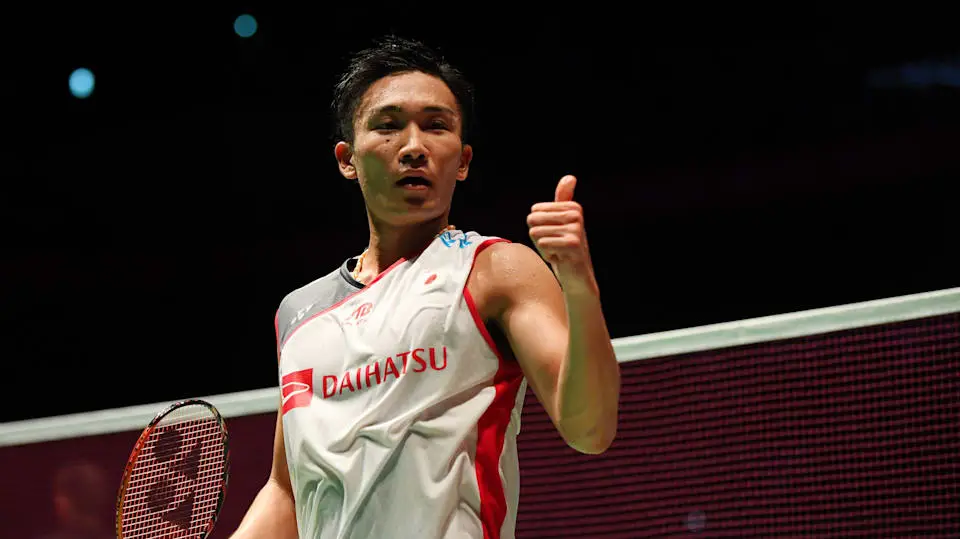 Foto Momota Kento sedang bermain bulu tangkis