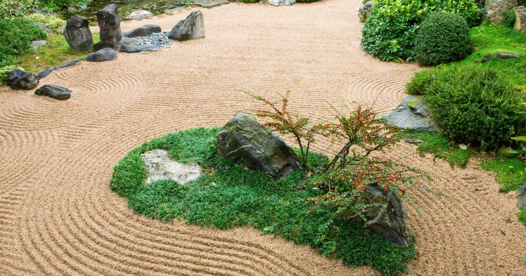 Taman Zen Jepang saat matahari terbenam