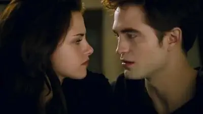 Foto Kristen Stewart dan Robert Pattinson dalam film Breaking Dawn