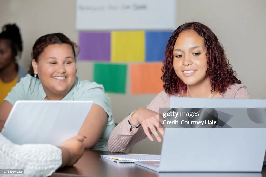 Siswa belajar di ruang kelas modern