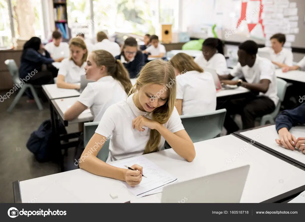 Gambar siswa belajar di kelas